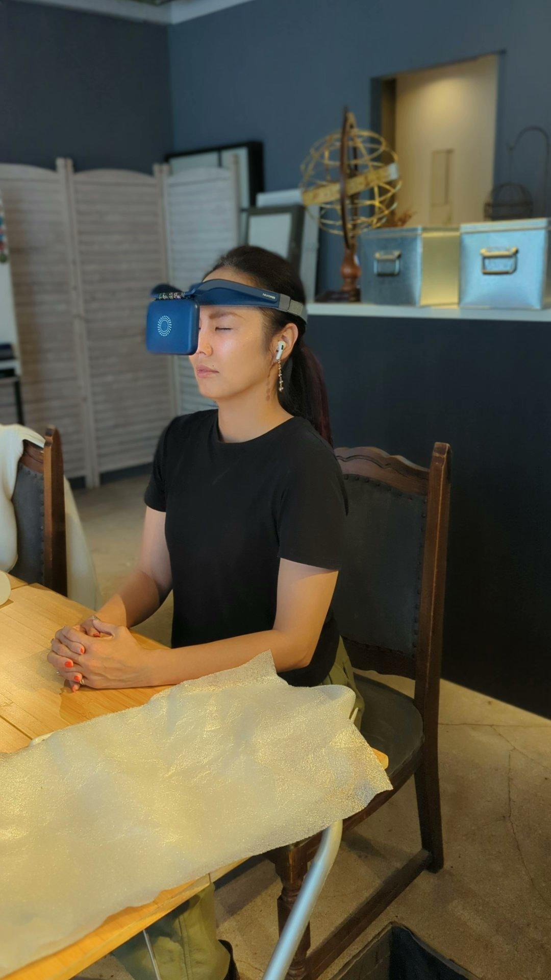 NeuroVIZR を装着している様子。目の前に光のライトボックスをセットする